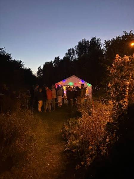 20260905-Tent-feest-bij-avond
